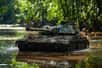 Un tank enseveli dans la boue, preuve que la nature joue un rôle dans un conflit. © prophoto, Adobe Stock